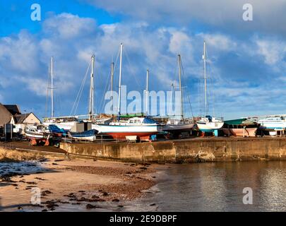 FINDOCHTY MORAY COAST SCOTLAND BLICK IN DEN HAFEN MIT YACHTEN AN DER WAND UND EINEM KLEINEN SANDSTRAND BEI SONNENSCHEIN Stockfoto