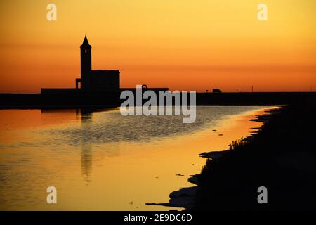 kirche und Kochsalzlösung von Almadraba bei Sonnenuntergang, Spanien, Andalusien, Parque Natural de Cabo de Gata-Nijar, Almadraba Stockfoto