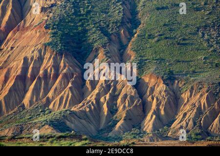 Berghang der Halbwüste Bardenas Reales bei Sonnenaufgang, Spanien, Navarra, Bardenas Reales Stockfoto