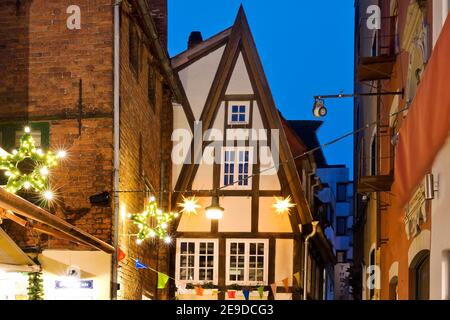 Fachwerkhaus in der Schnoor, Nachbarschaft im mittelalterlichen Zentrum von Bremen bei yule Tide, Deutschland, Bremen Stockfoto