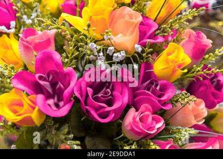 Draufsicht mehrfarbigen Hintergrund der künstlichen Rosen Bouquet Stockfoto