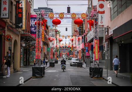 Melbourne, Australien. Februar 2021, 4th. Ein Mann mit Maske reitet in China Town in Melbourne, Australien, 4. Februar 2021. Victorian State Premier Daniel Andrews wieder eingeführt, die obligatorische Verwendung von Gesichtsmasken in Innenräumen und reduziert die Anzahl der Besucher in Privathäusern erlaubt sowie einen Schub verschieben, um mehr Arbeiter zurück in die Büros zu bekommen. Quelle: Bai Xuefei/Xinhua/Alamy Live News Stockfoto