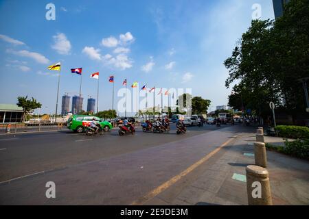 Nationalflaggen der ASEAN-Länder auf der Stadtstraße in Ho Chi Minh Weitwinkel Stockfoto