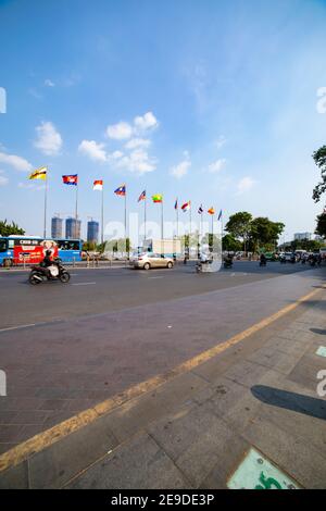 Nationalflaggen der ASEAN-Länder auf der Stadtstraße in Ho Chi Minh Weitwinkel Stockfoto