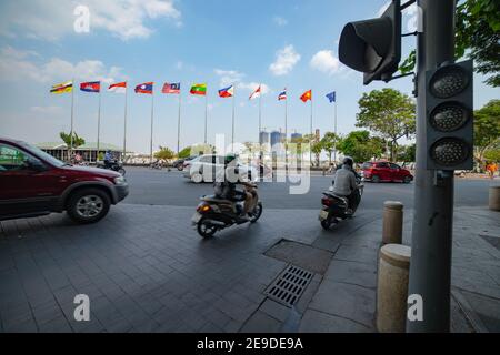 Nationalflaggen der ASEAN-Länder auf der Stadtstraße in Ho Chi Minh Weitwinkel Stockfoto