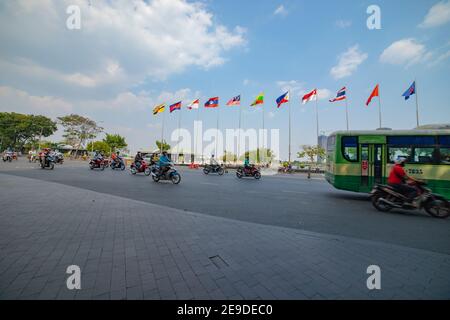 Nationalflaggen der ASEAN-Länder auf der Stadtstraße in Ho Chi Minh Weitwinkel Stockfoto