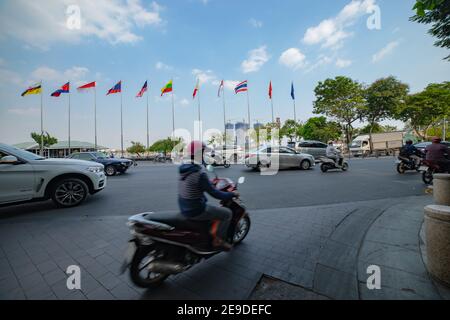 Nationalflaggen der ASEAN-Länder auf der Stadtstraße in Ho Chi Minh Weitwinkel Stockfoto