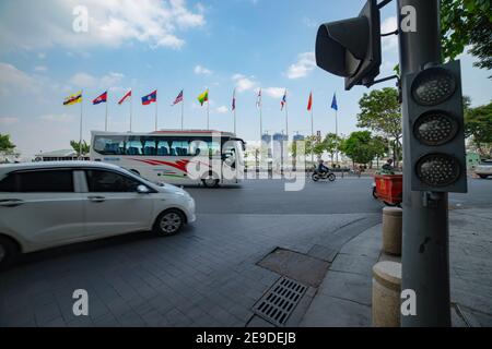 Nationalflaggen der ASEAN-Länder auf der Stadtstraße in Ho Chi Minh Weitwinkel Stockfoto