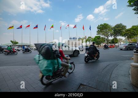 Nationalflaggen der ASEAN-Länder auf der Stadtstraße in Ho Chi Minh Weitwinkel Stockfoto