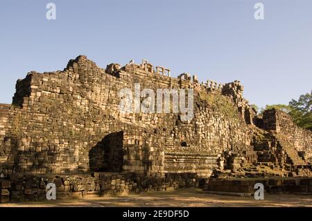 Ruinen eines riesigen schlafenden Buddha auf der Rückseite des Baphuon Tempels, Angkor Thom, Kambodscha. Buddhas Kopf liegt auf seiner Seite zur linken Seite, w Stockfoto