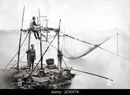 Foto des späten 19th. Jahrhunderts - Chinesische Fischer und Fischernetz, c.1890 Stockfoto