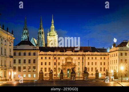 Nachtansicht auf dem unbevölkerten Hradcanske Platz der Prager Burg, Tschechische republik Stockfoto