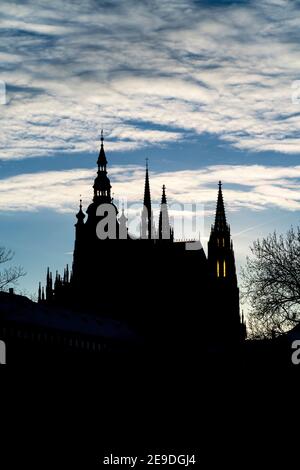 Silhouette der Kathedrale von St. Veits, St. Adalbert und St. Wenzel auf Hintergrund Sonnenuntergang wolkigen Himmel Stockfoto