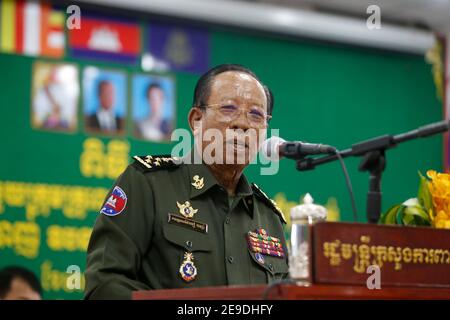 Kambodscha, Kambodscha. Februar 2021, 3rd. Der kambodschanische Vizepremierminister und Verteidigungsminister General Tea Banh spricht während der Eröffnungszeremonie eines Trainingskurses zum chinesischen COVID-19-Impfstoff in Phnom Penh, Kambodscha, 3. Februar 2021. Ein Team chinesischer Impfstoffspezialisten hat kambodschanisches medizinisches Personal in der Anwendung des Anti-COVID-19-Impfstoffs vor seiner Ankunft geschult. Quelle: Fearum/Xinhua/Alamy Live News Stockfoto