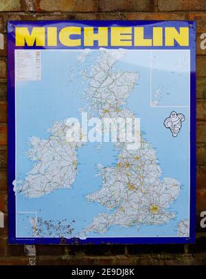 Original antiken Januar 1992, Weißblech Michelin-Schild mit Karte von Großbritannien für den Einsatz in Garagen. Stockfoto