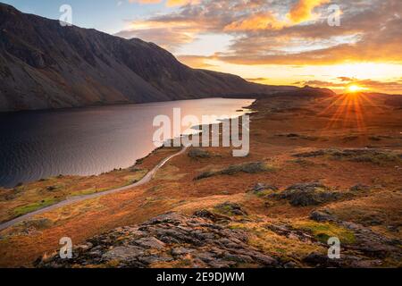 Luftaufnahme von Wastwater mit wunderschönen Sonnenuntergangswolken am Himmel. Lake District, Großbritannien. Stockfoto