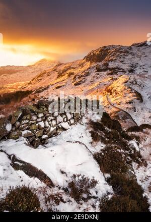 Herrliche Winter Morgensonne auf Cumbrian Fjälls mit frischer Schneeschicht bedeckt. Side Pike, Lake District, Großbritannien. Stockfoto