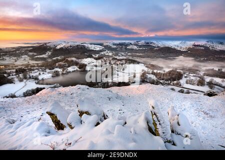 Malerische Winterlandschaft mit herrlichem Sonnenaufgangshimmel. Loughrigg Fell, Lake District, Großbritannien. Stockfoto