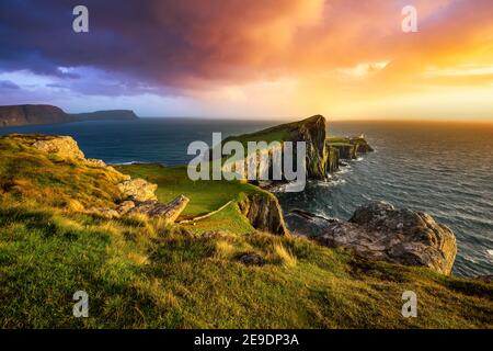 Farbenfroher Sonnenuntergang am Neist Point Leuchtturm in Schottland. Isle of Skye. Stockfoto