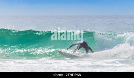 Nahaufnahme eines Surfers, der auf den Wellen des Ozeans reitet Ein sonniger Sommertag Stockfoto