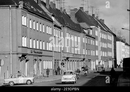 15. Oktober 1984, Sachsen, Eilenburg: Die DDR-Kreisstadt Eilenburg im Herbst 1984 - Blick in eine Hauptverkehrs- und Einkaufsstraße mit 1950s und 1960s Wohngebäuden mit Trabant und Wartburg. Das genaue Datum der Aufnahme ist nicht bekannt. Foto: Volkmar Heinz/dpa-Zentralbild/ZB Stockfoto