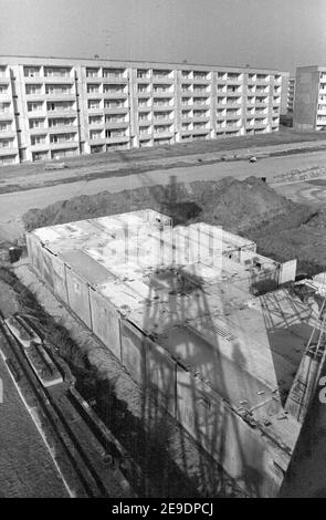 30. November 1982, Sachsen, Delitzsch: Im Neubaugebiet Delitzsch Nord am Stadtrand entstehen Anfang 1980s neue Wohnblocks im Plattenbau. Das genaue Datum der Aufnahme ist nicht bekannt. Foto: Volkmar Heinz/dpa-Zentralbild/ZB Stockfoto