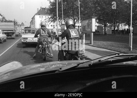 15. Oktober 1984, Sachsen, Eilenburg: Fahrschüler mit L auf Brust und Rücken fahren im Herbst 1984 in Eilenburg hinter eine Fahrschule Moskwitsch im fließenden Verkehr. Genaues Aufnahmedatum nicht bekannt. Foto: Volkmar Heinz/dpa-Zentralbild/ZB Stockfoto