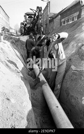 15. Oktober 1984, Sachsen, Eilenburg: Bauarbeiter führen im Herbst 1984 in Eilenburg Tiefbauarbeiten durch. Genaues Aufnahmedatum nicht bekannt. Foto: Volkmar Heinz/dpa-Zentralbild/ZB Stockfoto