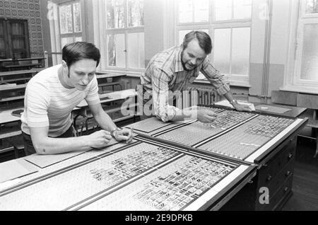 15. September 1982, Sachsen, Delitzsch: Das neue Schuljahr wird im Herbst 1982 an der Kommunalen Betriebsberufsschule auf einem Dispot-Brett vorbereitet. Genaues Aufnahmedatum nicht bekannt. Foto: Volkmar Heinz/dpa-Zentralbild/ZB Stockfoto