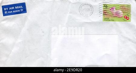 GOMEL, WEISSRUSSLAND - 27. JUNI 2020: Alter Umschlag, der von Hongkong nach Gomel, Weißrussland, geschickt wurde, 27. Juni 2020. Stockfoto