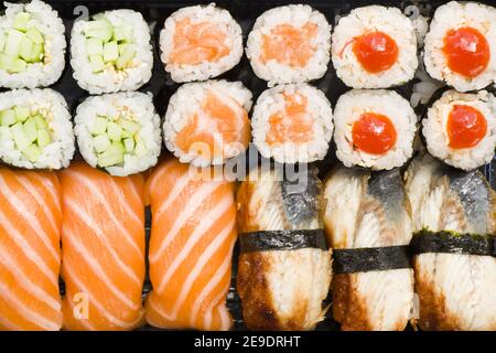Draufsicht auf verschiedene Arten von Sushi mit Lachs Stockfoto