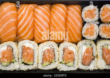 Draufsicht auf verschiedene Arten von Sushi mit Lachs Stockfoto