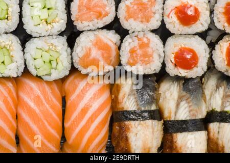 Draufsicht auf verschiedene Sushi-Arten Stockfoto