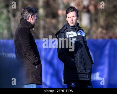 Sportdirektor Oliver Kreuzer (KSC) spricht mit Trainer Christian Eichner (KSC) / r. GES / Fußball / 2. Bundesliga: Karlsruher SC - Training, 04.02.2021 Fußball: 2. Bundesliga: KSC Training Session, Karlsruhe, 04. Februar 2021 weltweit im Einsatz Stockfoto