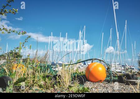 Orange Buoye an Land vor einem Meereshafen Im Sommer Stockfoto