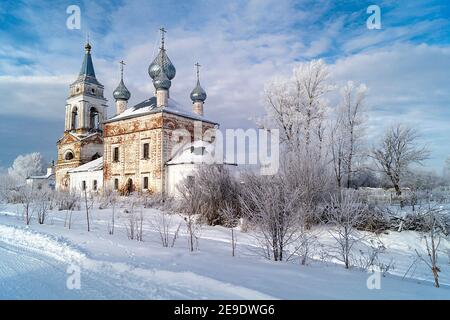 Die Kirche Cristmas Jungfrau maria in Troickom Tatarove im Winter in Russland. Schöne Landschaft mit Tempel auf dem Hintergrund blauen Himmel mit Wolke Stockfoto
