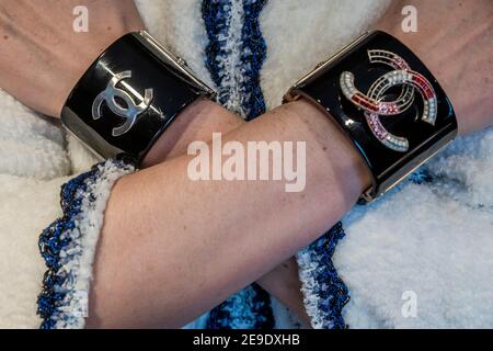 London, Großbritannien. Februar 2021, 4th. Bracelets est £300-500 - Preview of Bonhams' The Chanel Collection: Online-Auktion, die dem französischen Luxusmodehaus gewidmet ist und mehr als 200 Stücke von Kleidung und Accessoires bis hin zu Handtaschen und Schmuck bei Bonhams Knightsbridge anbietet. Der Verkauf wird eine zeitlich festgelegte Online-Auktion sein, die vom 5. Bis einschließlich 16. Februar 11 Tage lang läuft. Kredit: Guy Bell/Alamy Live Nachrichten Stockfoto