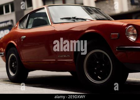 ANDORRA, ANDORRA - 08. Aug 2015: Selektiver Fokus - Blick auf den Oldtimer Datsun 240Z von Nissan, geparkt in Andorra an einem regnerischen Tag Klassischer Sportwagen o Stockfoto