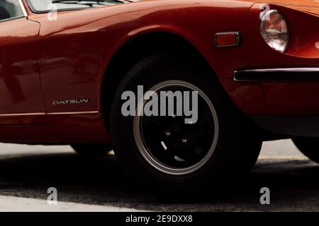 ANDORRA, ANDORRA - 08. Aug 2015: Selektiver Fokus - Blick auf den Oldtimer Datsun 240Z von Nissan, geparkt in Andorra an einem regnerischen Tag Klassischer Sportwagen Stockfoto