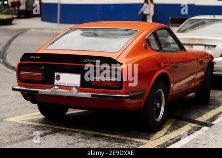 ANDORRA, ANDORRA - 08. Aug 2015: Selektiver Fokus - Blick auf den Oldtimer Datsun 240Z von Nissan, geparkt in Andorra an einem regnerischen Tag. Klassischer Sportwagen Stockfoto