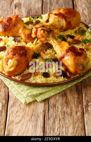 Tasty Chicken Majboos ist ein nationales arabisches Gericht, das ein würziger Reis und Huhn in der Nähe auf dem Teller auf dem Tisch ist. Vertikal Stockfoto