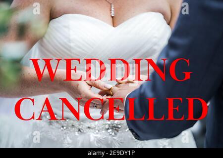 Hochzeit abgesagt wegen Covid 19 Pandemie Sperrbeschränkungen rot Text und Bild der Braut schreiben, die Ring auf Bräutigam setzt Finger keine Gäste Stockfoto