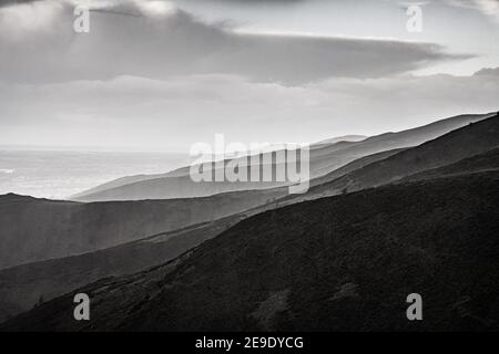 Schattige Aussicht auf die Clydian Hills von Moel Famau, North Wales UK, im Regen. Stockfoto