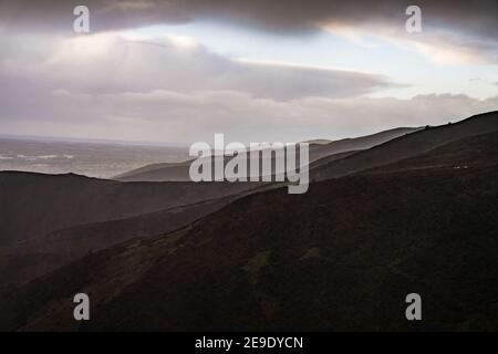 Schattige Aussicht auf die Clydian Hills von Moel Famau, North Wales UK, im Regen. Stockfoto