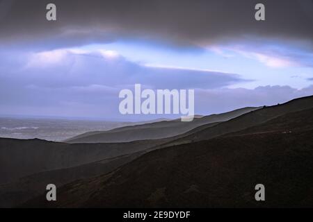 Schattige Aussicht auf die Clydian Hills von Moel Famau, North Wales UK, im Regen. Stockfoto