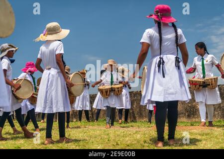 Eine srilankische Mädchenschulband praktiziert, wie sie für die Touristen im Galle Fort im Süden Sri Lankas auftreten. Stockfoto