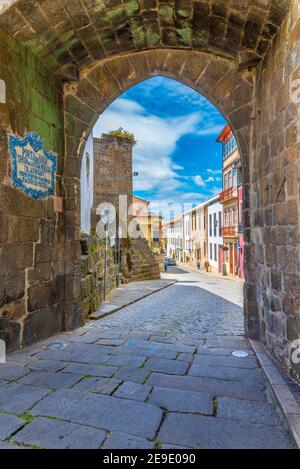 Mittelalterliches Tor, das zur Altstadt von Viseu führt Portugal Stockfoto