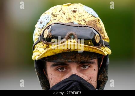 Jockey Conor Brassil während eines nassen und schlammigen Tages auf der Wincanton Rennbahn. Bilddatum: Montag, 4. Februar 2021. Stockfoto