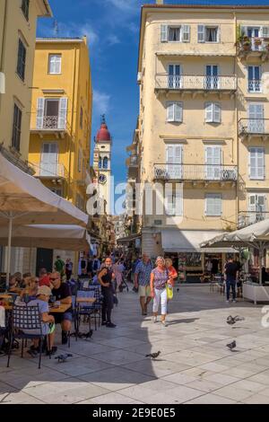 Eine Straße von der Altstadt von Korfu Stadt.Griechenland. Stockfoto