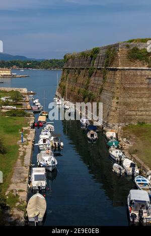 kanal mit kleinen Booten und Schiffen mit Blick auf die berühmte alte venezianische Festung.Korfu Insel.Griechenland. Stockfoto